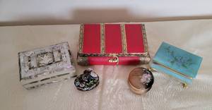 lot 190 image: Lovely Collection of Jewelry and Trinket Boxes