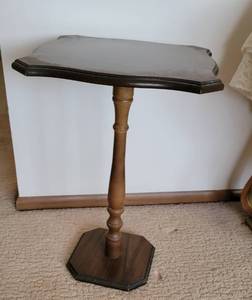 lot 98 image: Turtletop Laminate Pedestal Side Table