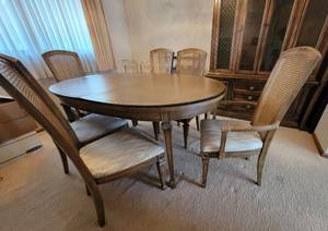 lot 25 image: American Furniture Dining Table and Chair Suite