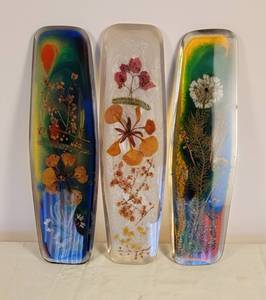 lot 123 image: Vintage Polyrad Israel Resin Dried Flower Wall Placques  3