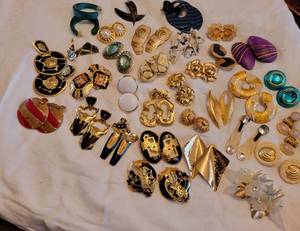 lot 194 image: Retro 80s Earring Collection