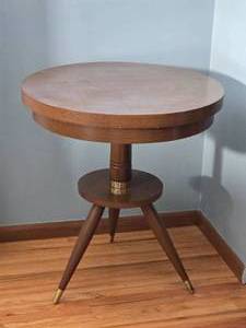 lot 9 image: Mid-Century Modern Mersman Style Tripod End Table