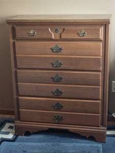 lot 248 image: Classic 4-Drawer Bedroom Dresser