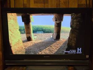 lot 105 image: Sony 32 BRAVIA LCD HDTV - KDL-32L4000