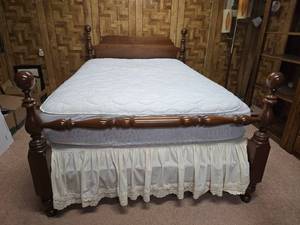 lot 243 image: Classic Polished Oak Full Size Bed Set