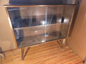 lot 36 image: Stunning Vintage MCM Bookshelf with Sliding Glass Doors