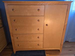 lot 241 image: Blonde Wood 5-Drawer Dresser with Cabinet