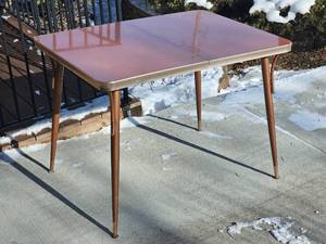 lot 36B image: Retro Kitchenette Table and  Chairs