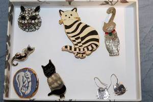 lot 2 image: Collection of 7 Cat-Themed Jewelry Pieces