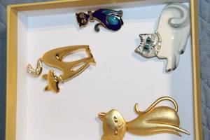 lot 3 image: Set of 4 Vintage Cat-Themed Decorative Brooches