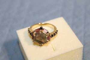 lot 35 image: Exquisite Labradorite and Gemstone Ring in Jewelry Box