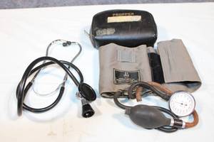 lot 78 image: Vintage Propper Blood Pressure Meter with Stethoscope
