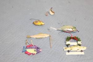 lot 87 image: Collection of 7 Fishing Themed Ornaments and Decorations