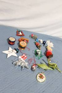 lot 91 image: Assorted Collection of 17 Vintage Christmas Ornaments