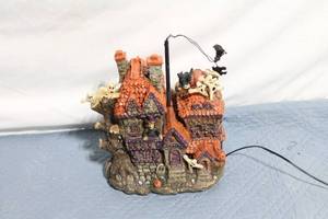 lot 102 image: Haunted House Halloween Lighted Decoration with Figurines