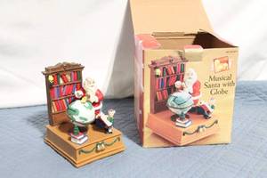 lot 118 image: Musical Santa with Globe Figurine - Wind-Up Christmas Decoration