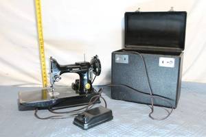 lot A-121 image: Vintage Singer Sewing Machine with Case