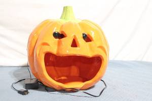 lot 142 image: Ceramic Electric Halloween Pumpkin Light Decor