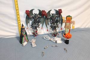 lot 147 image: Set of 4 Halloween Themed Decorations including Gargoyle Wall Sconces