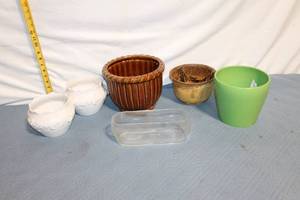 lot 151 image: Collection of 5 Ceramic and Glass Flower Pots