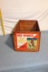 lot 152 image: Red Winner Okanogan Valley Apples Wooden Crate
