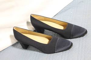 lot 156 image: Adrienne Vittadini Made in Italy Fabric Upper Leather Sole Heels Size 9B