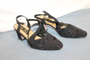 lot 157 image: Via iSOLA Womens Black Floral Design Sandals - Size 9