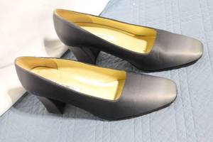 lot 162 image: Ann Marino Black Leather Heels - Size 8.5M