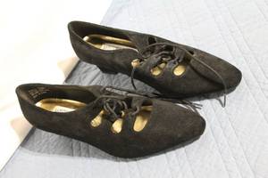 lot 163 image: Pair of Womens Black Laced Slip-On Shoes