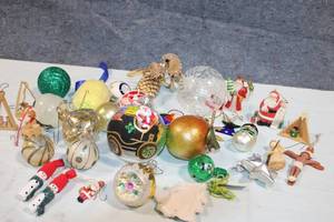 lot 220 image: Collection of 21 Assorted Christmas Ornaments