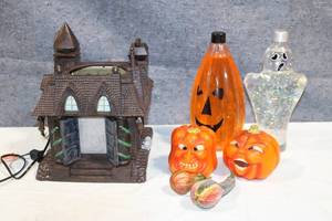 lot 225 image: Halloween Decoration Set with Haunted House and Light-Up Figures