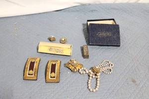 lot 260 image: Collection of Vintage Military Insignia and Jewelry