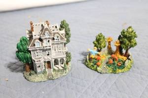 lot 263 image: Set of 2 Hand-Painted Miniature Ceramic Decorations