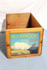 lot 267 image: Vintage Mountain Goat Chelan Apples Crate