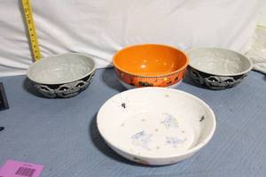 lot 291 image: Set of 4 Halloween Themed Decorative Bowls