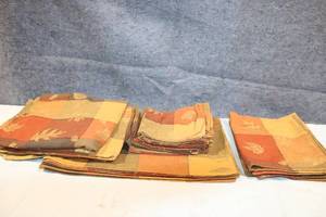 lot 306 image: Set of 8 Autumn Leaf Patterned Table Linens