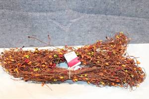 lot 315 image: Set of 2 Autumn Berry Garland Decorations