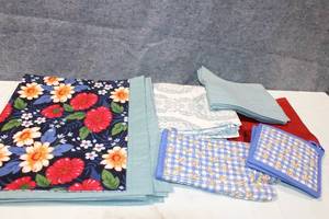 lot 331 image: Set of Kitchen Linens Oven Mitt, Potholders, and Assorted Napkins