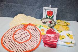 lot 333 image: Handcrafted Kitchen and Home Textile Collection