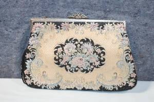 lot 350 image: Vintage Floral Tapestry Evening Purse with Metal Clasp