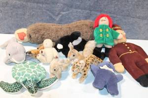 lot 354 image: Collection of Assorted Vintage Stuffed Animals and Dolls