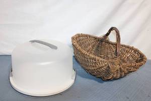 lot 460 image: Wicker Basket and Plastic Cake Carrier Set