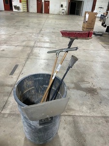 ROLLING GARBAGE CAN & CLEANING TOOLS