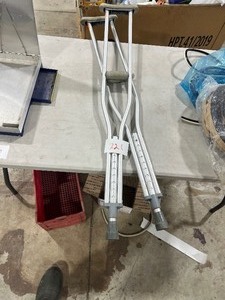 SET OF CRUTCHES