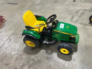 JOHN DEERE BATTERY OPERATED TRACTOR RUNS GREAT