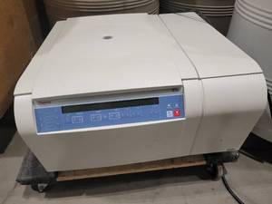 lot 28 image: Thermo Scientific Centrifuge (538549) Sorvall ST 16R Model (UntestedAs Is)