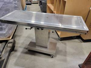lot 11 image: Rolling Veterinary Table (539964)