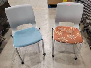 lot 13 image: Stackable Rolling Chairs (539965)