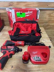 lot 19 image: MILWAUKEE 2401-21R M12 Lithium-Ion Cordless 38 in. Ratchet and Screwdriver Combo Kit - A276