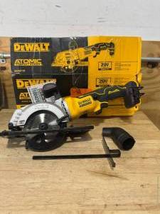 lot 32 image: DEWALT DCS571B ATOMIC 20V MAX Cordless Brushless 4-12 in. Circular Saw - C152